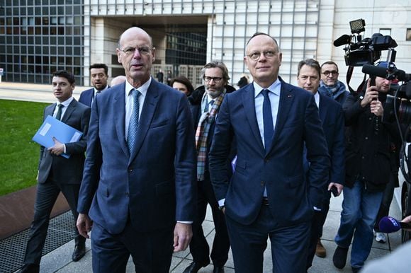 Éric Lombard, Ministre de l'Économie, des Finances et de la Souveraineté industrielle et numérique avant de recevoir Édouard Philippe, Maire du Havre et Président d'Horizons, au Ministère de l'Économie, à Paris, France, le 7 janvier 2025, pour préparer le Budget 2025. Photo by Tomas Stevens/ABACAPRESS.COM