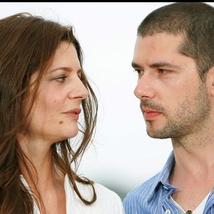 À l'époque, il a déjà joué dans plusieurs films, et son charisme magnétique ne laisse pas Chiara indifférente...
Chiara Mastroianni et Melvil Poupaud - 61e festival de Cannes 2008 - photocall du film "Un conte de Noël".
