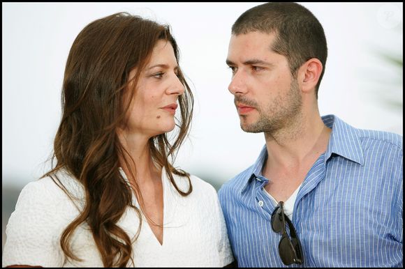 À l'époque, il a déjà joué dans plusieurs films, et son charisme magnétique ne laisse pas Chiara indifférente...

Chiara Mastroianni et Melvil Poupaud - 61e festival de Cannes 2008 - photocall du film "Un conte de Noël".