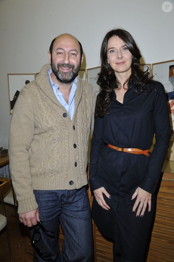 Un fils qu'il a eu il y a 21 ans de cela avec l'auteure Emmanuelle Cosso

Kad Merad et sa femme Emmanuelle Cosso Merad - Vernissage de l'exposition d'Emmanuelle Cosso Merad et de Pierre-Marie Brisson a l'Atelier-galerie Clot a Paris le 6 Decembre 2012.