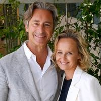 Depuis 15 ans, Caroline Roux vit avec son influent mari sur la rive droite à Paris dans un appartement haussmannien à la déco singulière