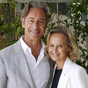 Caroline Roux est installée dans un superbe appartement à Paris.

Laurent Solly (Président de Facebook France) et sa femme Caroline Roux  aux Internationaux de France de Tennis de Roland Garros à Paris, France. © Bertrand Rindoff/Bestimage