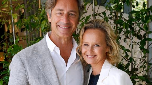 Depuis 15 ans, Caroline Roux vit avec son influent mari sur la rive droite à Paris dans un appartement haussmannien à la déco singulière