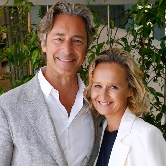 Caroline Roux est installée dans un superbe appartement à Paris.

Laurent Solly (Président de Facebook France) et sa femme Caroline Roux  aux Internationaux de France de Tennis de Roland Garros à Paris, France. © Bertrand Rindoff/Bestimage