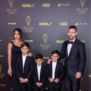 L'alimentation de toute la famille s'articule quasi exclusivement autour de produits biologiques de qualité.
Lionel Messi avec sa femme Antonela Roccuzzo et ses fils Thiago Messi, Mateo Messi et Ciro Messi - Photocall de la 67ème cérémonie du Ballon d’Or au Théâtre du Chatelet à Paris le 30 octobre 2023.
© Cyril Moreau/Bestimage