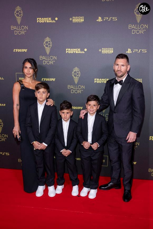 L'alimentation de toute la famille s'articule quasi exclusivement autour de produits biologiques de qualité.

Lionel Messi avec sa femme Antonela Roccuzzo et ses fils Thiago Messi, Mateo Messi et Ciro Messi - Photocall de la 67ème cérémonie du Ballon d’Or au Théâtre du Chatelet à Paris le 30 octobre 2023. 

© Cyril Moreau/Bestimage
