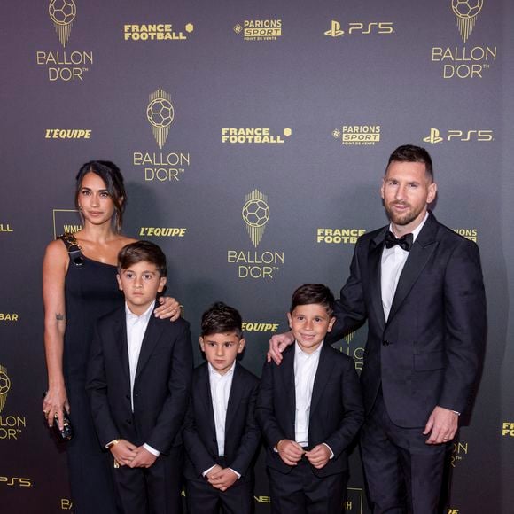 L'alimentation de toute la famille s'articule quasi exclusivement autour de produits biologiques de qualité.

Lionel Messi avec sa femme Antonela Roccuzzo et ses fils Thiago Messi, Mateo Messi et Ciro Messi - Photocall de la 67ème cérémonie du Ballon d’Or au Théâtre du Chatelet à Paris le 30 octobre 2023. 

© Cyril Moreau/Bestimage
