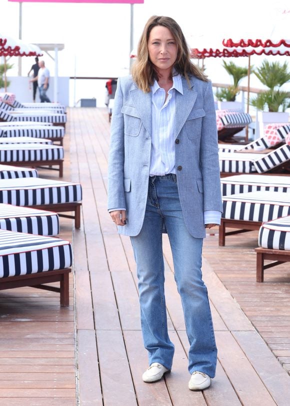Laura Smet lors du photocall de "Surface" sur la plage du Majestic lors du festival CanneSeries saison 8 à Cannes, France, le 28 avril 2025. © Denis Guignebourg/Bestimage