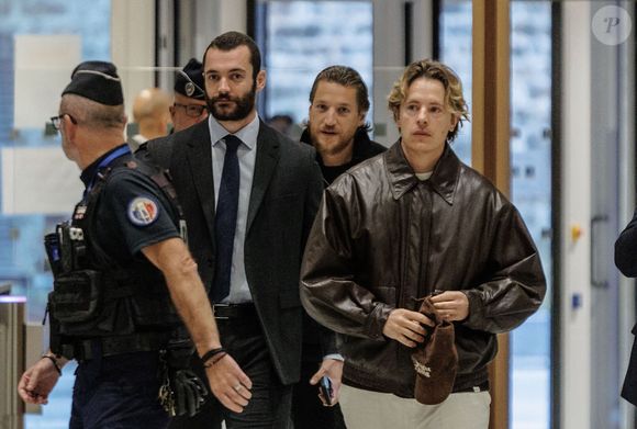 Louis Sarkozy, Jean Sarkozy et Pierre Sarkozy - Les fils de Nicolas Sarkozy arrivent au Tribunal judiciaire (Batignolles, 32ème chambre correctionnelle) pour l'annonce de la décision dans le cadre du procès Lybien le 25 septembre 2025. Nicolas Sarkozy est déclaré coupable d'association de malfaiteurs mais relaxé des autres chefs d'accusation. Zuma Press / Bestimage