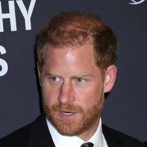 De quoi continuer d’alimenter des tensions qui ont bien du mal à s’éteindre malgré les années.

Le prince Harry, duc de Sussex, participe au gala de la Journée mondiale de la santé mentale de Project Healthy Minds qui se tient aux Spring Studios le 9 octobre 2025 à New York City, NY. Photo bySteven Bergman/AFF/ABACAPRESS.COM