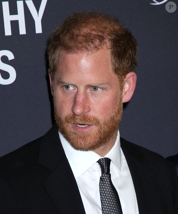 De quoi continuer d’alimenter des tensions qui ont bien du mal à s’éteindre malgré les années.

Le prince Harry, duc de Sussex, participe au gala de la Journée mondiale de la santé mentale de Project Healthy Minds qui se tient aux Spring Studios le 9 octobre 2025 à New York City, NY. Photo bySteven Bergman/AFF/ABACAPRESS.COM