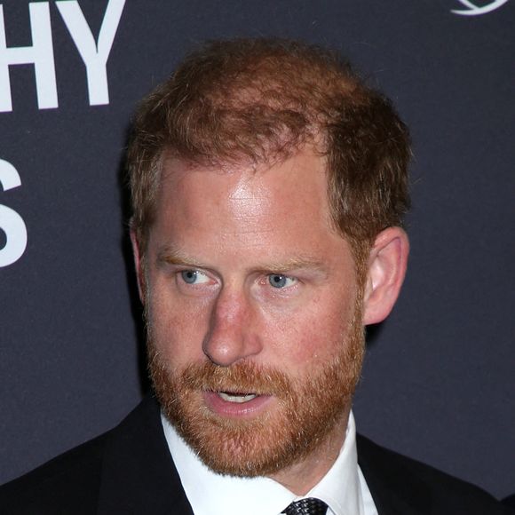 De quoi continuer d’alimenter des tensions qui ont bien du mal à s’éteindre malgré les années.

Le prince Harry, duc de Sussex, participe au gala de la Journée mondiale de la santé mentale de Project Healthy Minds qui se tient aux Spring Studios le 9 octobre 2025 à New York City, NY. Photo bySteven Bergman/AFF/ABACAPRESS.COM
