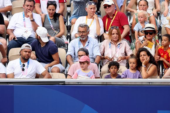 Jo-Wilfried Tsonga en famille - assiste à la victoire de Rafael Nadal et Carlos Alcaraz face à T. Griekspoor et W. Koolhof lors des Jeux Olympiques de Paris2024 (JO) le 30 juillet 2024. © Jacovides-Perusseau/Bestimage
