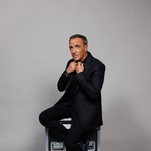 En effet, l'animateur de 56 ans s'épanouit également dans la photographie où il rencontre un grand succès. 

Nikos Aliagas - Studio avec les invités de l'enregistrement de l'émission "La chanson secrète N°14", présentée par N.Aliagas et diffusée le 26 décembre sur TF1, à Paris, France, le 9 décembre 2025. © Jacovides-Moreau/Bestimage