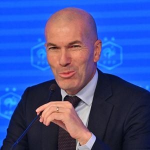 L'ancien international français de football Zinédine Zidane s'exprime lors d'une conférence de presse visant à le présenter comme le nouveau sélectionneur de l'équipe de France, au siège de la Fédération française de football (FFF) à Paris, le 28 juillet 2026. © Christian Liewig/Bestimage