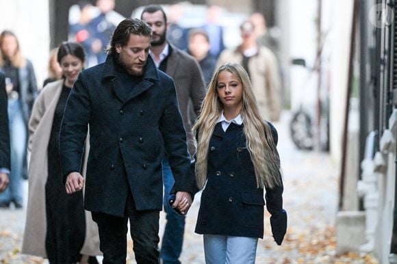 Jean Sarkozy et Giulia Sarkozy - Le clan Sarkozy à la sortie du domicile de Nicolas Sarkozy domicile parisien avant son incarcération à la prison de La Santé à Paris, France, le 21 octobre 2025. Nicolas Sarkozy purgera une peine de cinq ans de prison après avoir été reconnu coupable d'association de malfaiteurs en lien avec un projet de financement de la campagne électorale de 2007 de l'ancien dictateur libyen Mouammar Kadhafi. Nicolas Sarkozy, qui a connu de nombreux ennuis judiciaires depuis sa défaite à la réélection en 2012, sera incarcéré le 21 octobre 2025 pour un projet visant à obtenir des fonds libyens pour sa campagne présidentielle victorieuse de 2007, devenant ainsi le premier ancien dirigeant d'un pays de l'Union européenne à purger une peine de prison. L'ancien dirigeant français a fait appel du verdict et dénoncé une "injustice". © Bestimage