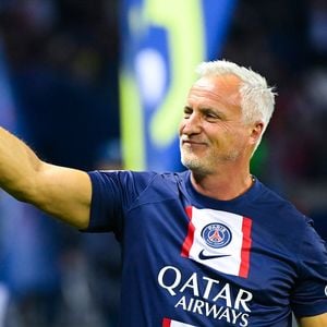 Après une enfance bercée par la ferveur des stades de football, Andrea s'envole pour les États-Unis pour suivre un cursus en management du sport.

David Ginola - Match de Ligue 1 Uber Eats "PSG -OM" (1-0) au Parc des Princes à Paris le 16 octobre 2022.

©BestImage