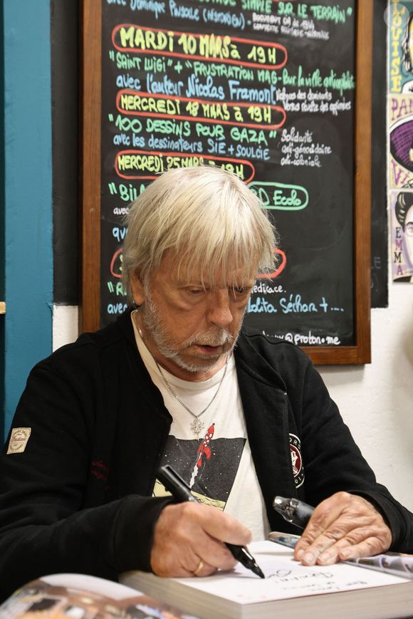 Exclusif - Le chanteur Renaud (Séchan) en dédicace à l'occasion de la sortie de "Renaud le livre" signé Erwan L'Eléouet et préfacé par sa fille Lolita Séchan, à la Libraire bordelaise Les 400 Coups de P.Poutou à Bordeaux, France, le 28 mars 2026. © Fabien Cottereau/Bestimage