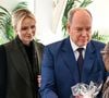 Charlene et Albert de Monaco émeuvent leurs aînés

Le prince Albert II de Monaco, sa femme la princesse Charlene et Camille Gottlieb ont remis les traditionnels colis de Noël aux aînés monégasques dans la meeting room du Yacht Club de Monaco dans le cadre de festivités de fin d'année de la Principauté de Monaco. © Bruno Bebert/Pool Monaco/Bestimage