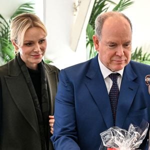 Charlene et Albert de Monaco émeuvent leurs aînés

Le prince Albert II de Monaco, sa femme la princesse Charlene et Camille Gottlieb ont remis les traditionnels colis de Noël aux aînés monégasques dans la meeting room du Yacht Club de Monaco dans le cadre de festivités de fin d'année de la Principauté de Monaco. © Bruno Bebert/Pool Monaco/Bestimage