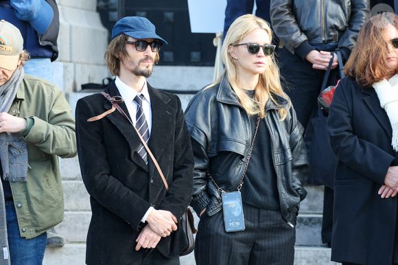 Niels Schneider, Virginie Efira à la sortie des obsèques d'Emilie Dequenne au cimetière Père Lachaise à Paris, France, le 26 mars 2025. © Cyril Moreau/Bestimage