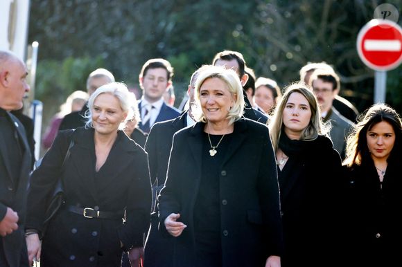 Marine Le Pen, sa soeur Marie-Caroline, Mathilde Chauffroy (fille de Marine Le Pen) et son mari Matthieu Parent, Nolwenn Olivier (fille de Marie-Caroline) - Arrivées des membres de la famille Le Pen aux obsèques de Jean-Marie Le Pen en l'église Saint-Joseph à la Trinité-sur-Mer  le 11 juillet 2025. © Dominique Jacovides / Guillaume Collet / Bestimage