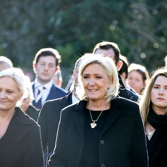 Marine Le Pen, sa soeur Marie-Caroline, Mathilde Chauffroy (fille de Marine Le Pen) et son mari Matthieu Parent, Nolwenn Olivier (fille de Marie-Caroline) - Arrivées des membres de la famille Le Pen aux obsèques de Jean-Marie Le Pen en l'église Saint-Joseph à la Trinité-sur-Mer  le 11 juillet 2025. © Dominique Jacovides / Guillaume Collet / Bestimage