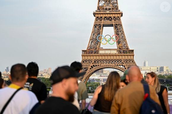 La Tour Eiffel avec les anneaux olympiques pour les JO de Paris 2024 - Photo de Joly V/ANDBZ/ABACAPRESS.COM