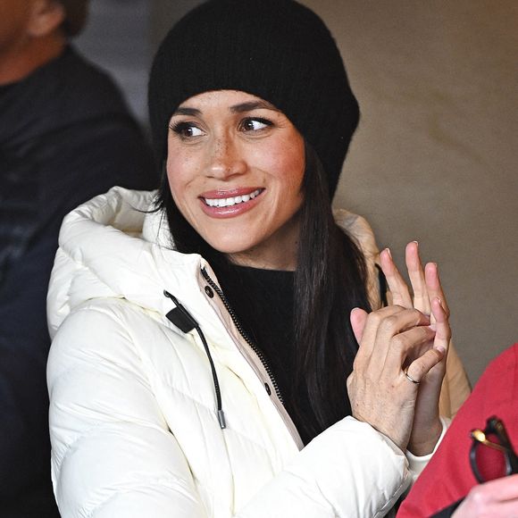 Celle qui a récemment fêté les 6 ans de son fils Archie donne l'impression que tout lui sourit. 

Le duc et la duchesse de Sussex lors de la célébration de bienvenue à Whistler pendant les Invictus Games à Whistler, au Canada, le 10 février 2025. 
Daily Mail/DMG Media Licensing/ABACA