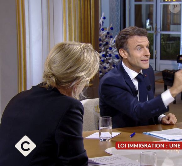Captures d'écran - Anne-Élisabeth Lemoine -  Mohamed Bouhafsi - Le président Emmanuel Macron s'exprime lors de l'émission "C à vous" au palais de l'Elysée le lendemain de l'adoption de la loi Immigration. Paris, le 20 décembre 2023. © Jack Tribeca / Bestimage