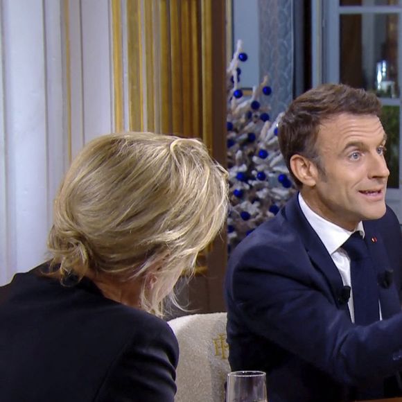 Captures d'écran - Anne-Élisabeth Lemoine -  Mohamed Bouhafsi - Le président Emmanuel Macron s'exprime lors de l'émission "C à vous" au palais de l'Elysée le lendemain de l'adoption de la loi Immigration. Paris, le 20 décembre 2023. © Jack Tribeca / Bestimage