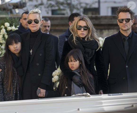 Pendant plusieurs années, Laeticia Hallyday et les aînés du rockeur se sont déchirés devant les tribunaux. En 2020, ils ont fini par trouver un accord pour régler le litige. 
 
Laeticia Hallyday, ses filles Jade et Joy, Laura Smet et David Hallyday devant le cercueil de Johnny Hallyday - Arrivées des personnalités en l'église de La Madeleine pour les obsèques de Johnny Hallyday à Paris. Le 9 décembre 2017 ©BORDE-JACOVIDES / BESTIMAGE