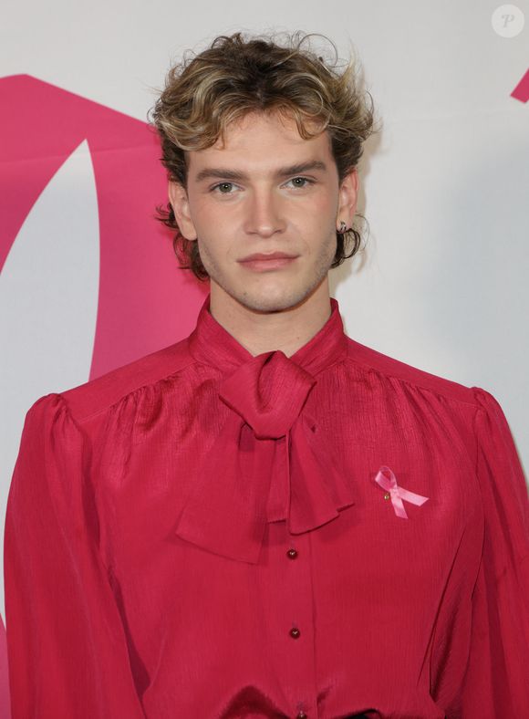 Louis Albi - Lancement de la campagne Octobre Rose 2024 sur la Place Vendôme à Paris le 30 septembre 2024, autour d'un spectacle magique et émouvant, mettant en scène des femmes concernées, mis en scène par Amir pour le coup d'envoi de la campagne annuelle de lutte contre les cancers du sein. © Coadic Guirec/Bestimage