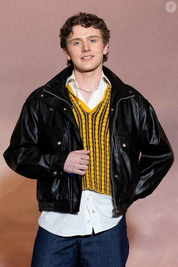 Mais aussi la vie au château.

Bastiaan de la Star Academy 2025 - Photocall de l'avant-première mondiale parisienne de la saison 4 Netflix de "Bridgerton" au Palais Brongniart à Paris, France, le 14 janvier 2026. © Cyril Moreau/Bestimage