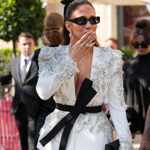 Jennifer Lopez est vue quittant son hôtel pour assister au défilé de Haute Couture Automne/Hiver 2026/2027 de Zuhair Murad dans le cadre de la Fashion Week de Paris le 8 juillet 2026 à Paris, France. (Crédit © Lucia Sabatelli)