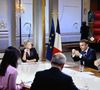 Le président français Emmanuel Macron avec Anne-Elisabeth Lemoine, Mohamed Bouhafsi, Patrick Cohen, Emilie Tran Nguyen et Pierre Lescure avec un écran avec Marine Le Pen sur un écran de télévision à Paris lors d'une interview en direct diffusée dans l'émission '' C a vous '' de la chaîne de télévision française France 5, le 20 décembre 2023. Photo by Eliot Blondet/ABACAPRESS.COM