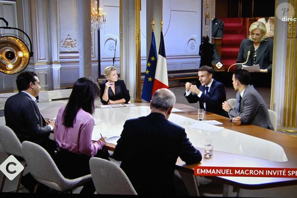 Le président français Emmanuel Macron avec Anne-Elisabeth Lemoine, Mohamed Bouhafsi, Patrick Cohen, Emilie Tran Nguyen et Pierre Lescure avec un écran avec Marine Le Pen sur un écran de télévision à Paris lors d'une interview en direct diffusée dans l'émission '' C a vous '' de la chaîne de télévision française France 5, le 20 décembre 2023. Photo by Eliot Blondet/ABACAPRESS.COM