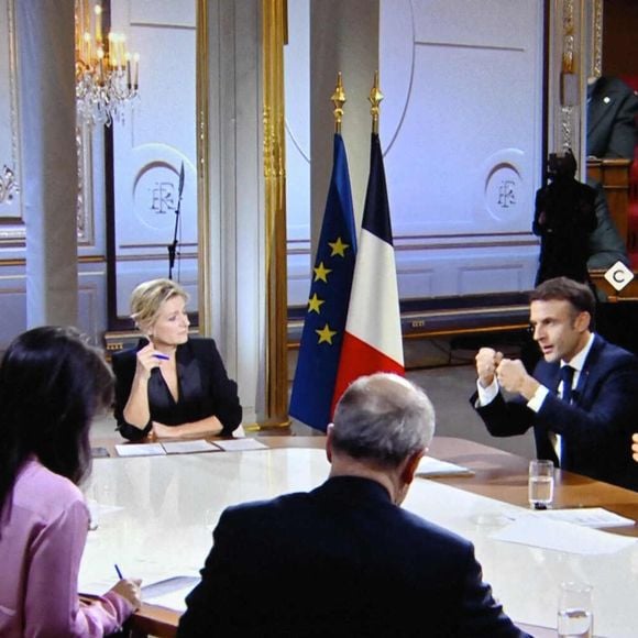 Le président français Emmanuel Macron avec Anne-Elisabeth Lemoine, Mohamed Bouhafsi, Patrick Cohen, Emilie Tran Nguyen et Pierre Lescure avec un écran avec Marine Le Pen sur un écran de télévision à Paris lors d'une interview en direct diffusée dans l'émission '' C a vous '' de la chaîne de télévision française France 5, le 20 décembre 2023. Photo by Eliot Blondet/ABACAPRESS.COM