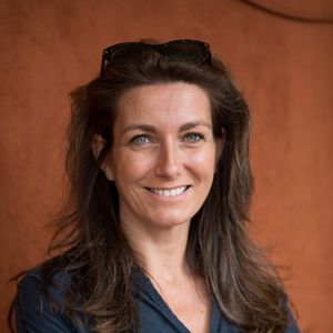 Mais en dépit de l'image d'elle-même qui ne lui plaisait pas, incarner le JT de TF1 a sonné comme une évidence pour Anne-Claire Coudray

Anne-Claire Coudray dans le village lors des internationaux de tennis de Roland Garros à Paris, France, le 3 juin 2019. © Jacovides-Moreau/Bestimage