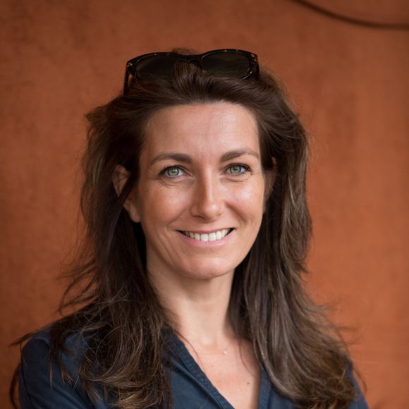 Mais en dépit de l'image d'elle-même qui ne lui plaisait pas, incarner le JT de TF1 a sonné comme une évidence pour Anne-Claire Coudray

Anne-Claire Coudray dans le village lors des internationaux de tennis de Roland Garros à Paris, France, le 3 juin 2019. © Jacovides-Moreau/Bestimage