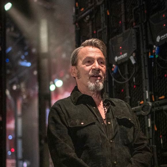 Exclusif - Florent Pagny en backstage de l'enregistrement de l'émission "Serge Lama, le dernier rappel" présentée par F. Bollaert, diffusée le vendredi 21 novembre 2025 sur France 3 à 21h10, au théâtre Marigny à Paris, France, le 29 avril 2025. © Clovis-Moreau/Bestimage