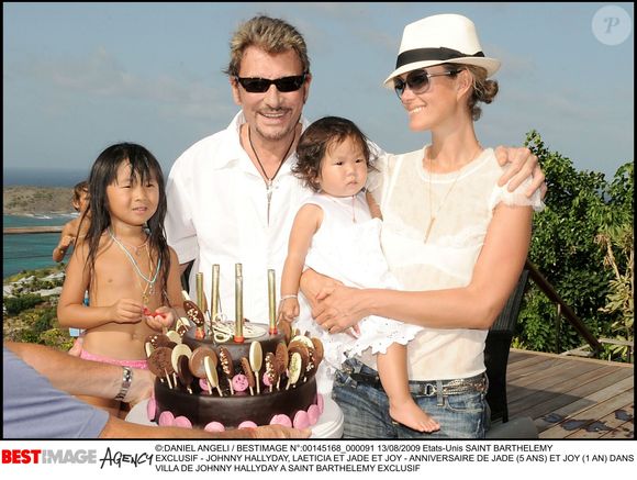 La maison de Johnny Hallyday sur l'île de Saint-Barthélemy est disponible à la location !

Exclusif - Johnny Hallyday, Laeticia et Jade et Joy - anniversaire de Jade (5 ans) et Joy (1 an) dans la villa de Johnny à Saint-Barthélémy.