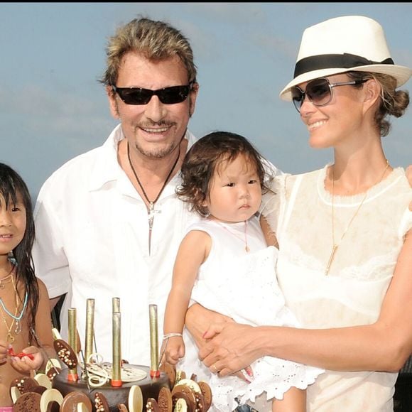 La maison de Johnny Hallyday sur l'île de Saint-Barthélemy est disponible à la location !

Exclusif - Johnny Hallyday, Laeticia et Jade et Joy - anniversaire de Jade (5 ans) et Joy (1 an) dans la villa de Johnny à Saint-Barthélémy.