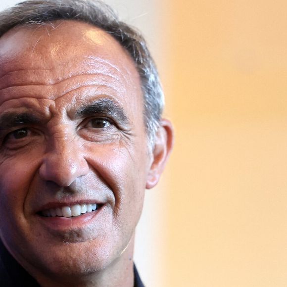 "Peut-être que ça m’a emmené d’ailleurs sous les feux de la rampe. En général, nous tous qui sommes sous les feux de la rampe, d’une façon ou d’une autre on a quelque chose à régler avec une douleur, ou prouver à un père, une maman", a-t-il confié.

Nikos Aliagas - Vernissage de l'exposition "Les grands âges", photographies de Nikos Aliagas au musée de l'Homme à Paris le 7 avril 2026. © Dominique Jacovides/Bestimage