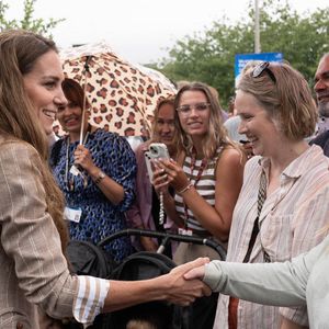 Et l'accompagnement nécessaire pour reprendre le cours de leur vie : "La phase qui suit est vraiment compliquée. Vous n'avez plus besoin d’être pris en charge par une équipe clinique, mais vous n'êtes pas en mesure de fonctionner normalement à la maison comme vous le faisiez avant. La vie n’est plus comme avant”

La princesse de Galles lors d'une visite du jardin de bien-être de la RHS à l'hôpital de Colchester dans l'Essex. Cette visite coïncide avec la donation de 50 plants de Catherine's Rose, nommés en l'honneur de la princesse par la RHS, dont les fonds provenant des ventes seront reversés à la Royal Marsden Cancer Charity. 2 juillet 2025. Photo par Stefan Rousseau/PA Wire/ABACAPRESS.COM