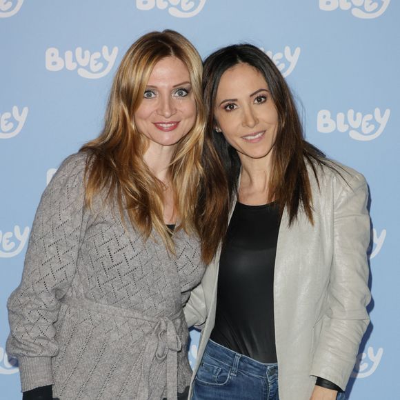 Exclusif - Carole et Fabienne Carat - Première du spectacle "Bluey" aux Folies Bergère à Paris le 21 décembre 2024.
Samedi 21 décembre, Paris – Ce samedi 21 décembre à Paris, des célébrités et leurs familles se sont réunies aux Folies Bergère pour la première de Bluey, le spectacle - une adaptation théâtrale de la série télévisée pour enfants Bluey, récompensée par un BAFTA et un Emmy®, produite par Ludo Studio. L'événement suit de près l'annonce de la sortie mondiale du tout premier long métrage d'animation Bluey par The Walt Disney Company et BBC Studios en 2027.


Bluey, le spectacle est à l'affiche des Folies Bergère à Paris jusqu'au 5 janvier 2025. L'année prochaine, la tournée retourne en Australie et arrive en Nouvelle-Zélande pour la première fois. 

Bluey, le spectacle est une adaptation théâtrale de la série télévisée pour enfants Bluey, récompensée par un Emmy®, qui est diffusée en France sur Disney+, Disney Junior, France 5, France 4 et OKOO, la plateforme pour enfants de France Télévisions.

Bluey, le spectacle présente une toute nouvelle histoire écrite par le créateur de Bluey, Joe Brumm, et une nouvelle musique du compositeur de Bluey, Joff Bush. On y retrouve également les voix des personnages de la version doublée en français de la série télévisée animée, ainsi que des marionnettes plus grandes que nature et des décors brillamment créés, le tout pour donner vie à Bluey comme vous ne l'avez jamais vu auparavant.

Bluey, le spectacle est produit par Andrew Kay en association avec la Windmill Theatre Company pour BBC Studios. La mise en scène est assurée par la directrice artistique du Windmill Theatre, Rosemary Myers (Girl Asleep, Le Magicien d'Oz, Pinocchio), maintes fois récompensée, et la scénographie par Jonathon Oxlade, concepteur australien de films et de pièces de théâtre, maintes fois primé.

La popularité du phénomène mondial continue de croître puisque, selon Circana, Bluey est la 3e licence la plus vendue dans la catégorie des figurines et jeux préscolaires YTD octobre 2024  en France et Hachette Livre a vendu plus de 258 000 livres Bluey depuis son lancement en avril 2023, soutenu par 30 livres Bluey sur le marché en 2024. En début d'année, Camille Cottin a été la voix derrière le tout premier Bluey Lecture de livres à être narré en français, «La Plage». La vidéo a recueilli plus de 575 000 vues sur la chaîne YouTube officielle française de Bluey.

Les billets pour Bluey, le spectacle sont en vente dès maintenant. Pour plus d'informations, visitez bluey.tv.
 © Coadic Guirec/Bestimage