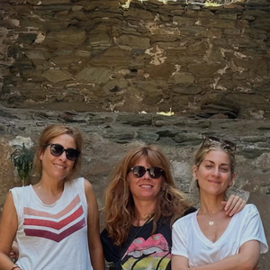 Léa Salamé en vacances en Corse avec famille et amis.