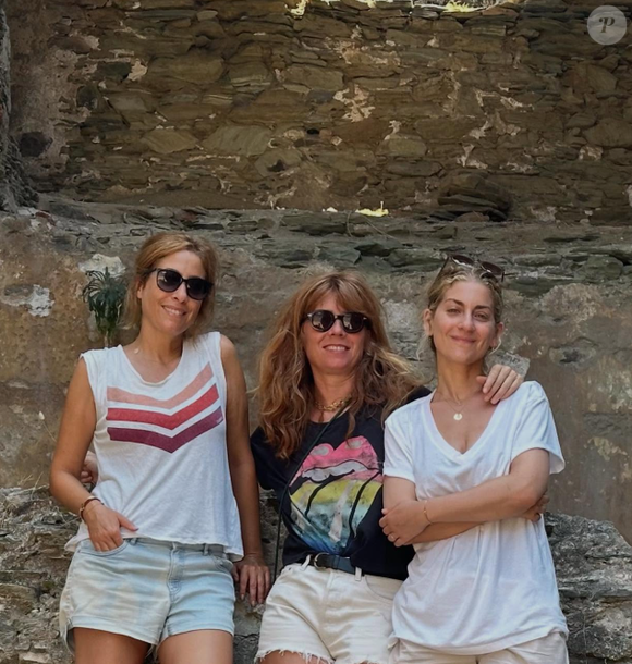 Léa Salamé en vacances en Corse avec famille et amis.