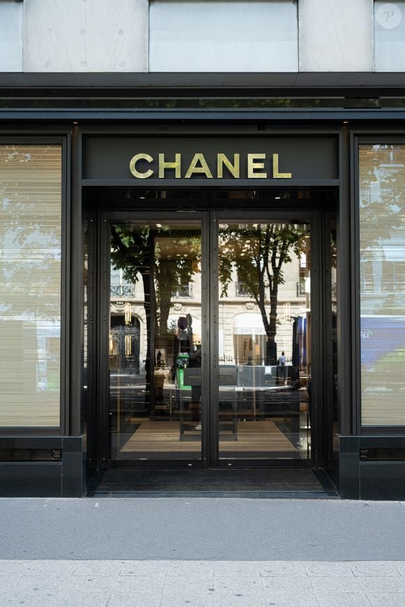 Illustration de la boutique Chanel située 42 Avenue Montaigne dans le 8ème arrondissement de Paris, le 31 juillet 2025.