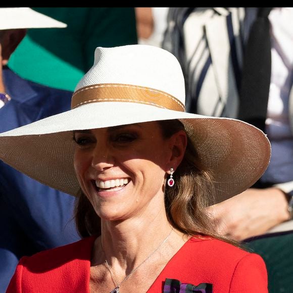 Sous la chaleur, la femme du prince William avait prévu un chapeau

Kate Middleton, princesse de Galles, dans la loge royale lors de la finale du simple dames, le treizième jour du tournoi de tennis de Wimbledon 2026, à l'All England Lawn Tennis and Croquet Club, à Londres, au Royaume-Uni, le 11 juillet 2026. Photo de Stephen Lock/i-Images/ABACAPRESS.COM